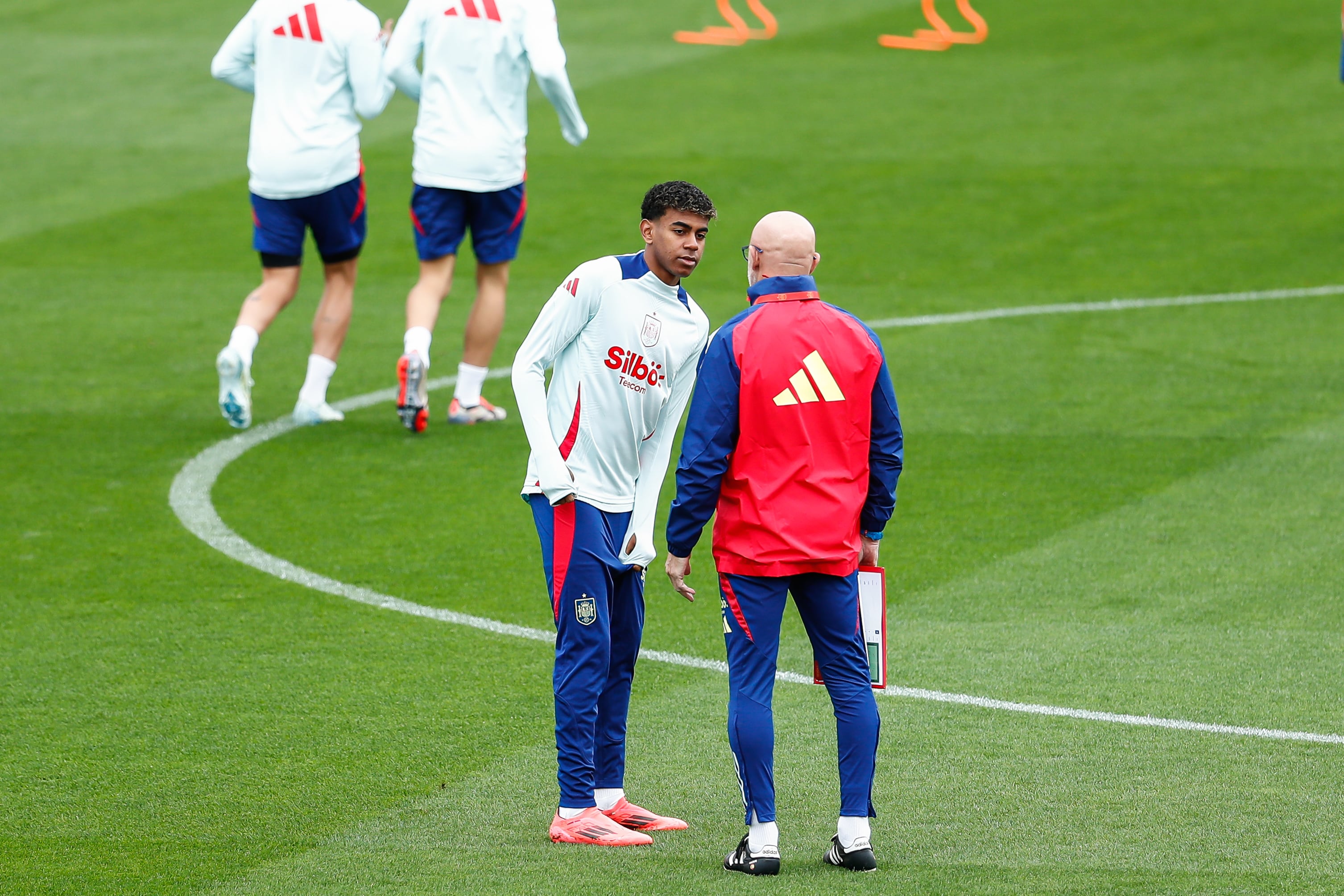 Luis de la Fuente conversa con Lamine Yamal durante una sesión de entrenamiento. (Irina R. Hipolito/Europa Press via Getty Images)