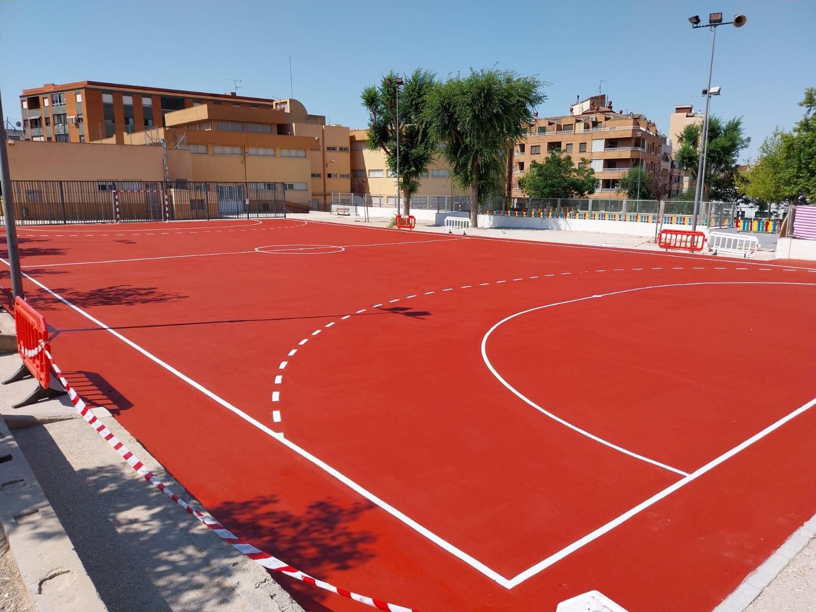 Mejoras en la pista deportiva y patio de los colegios