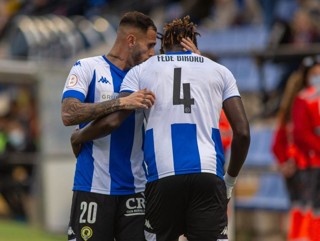 Bikoro celebra su gol con Elliot