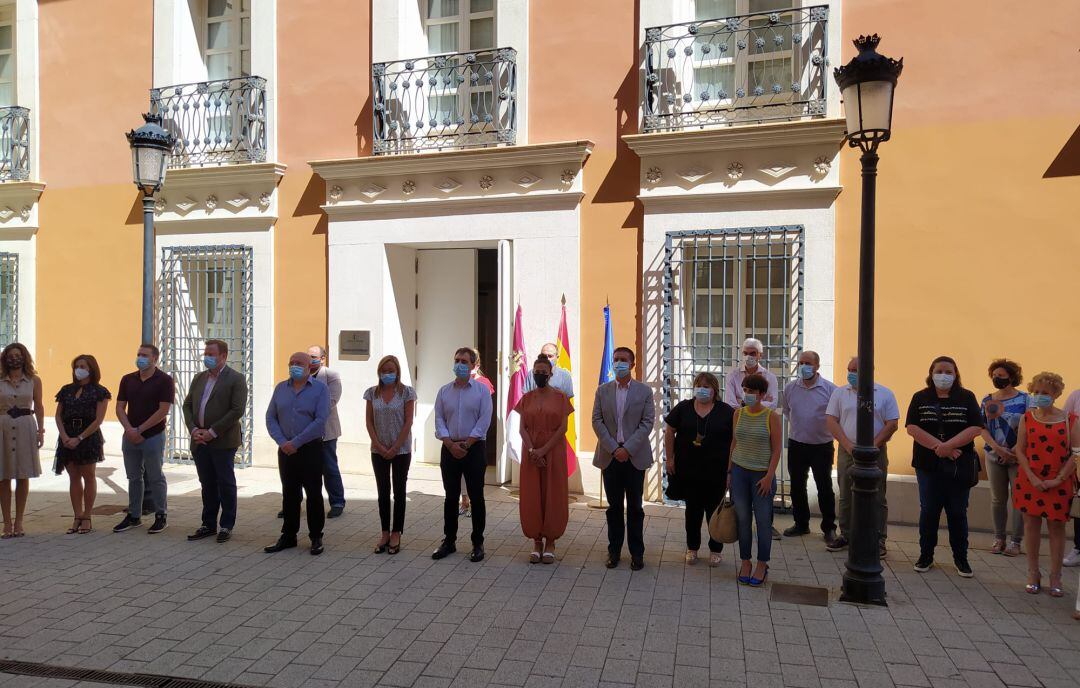 Las autoridades durante el minuto de silencio delante de la &#039;Casa Perona&#039;