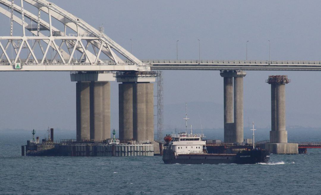  este es el puente que conecta la Rusia continental con la península de Crimea a traves del estrecho de Kerch, donde se produjo el enfrentamiento entre barcos rusos y ucranianos. 