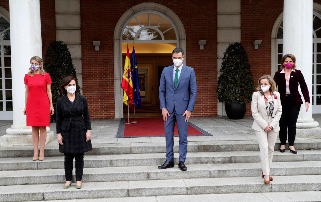 El presidente del Gobierno, Pedro Sánchez (c), posa junto la vicepresidenta tercera, Yolanda Díaz (i), la vicepresidenta primera del Gobierno, Carmen Calvo (2-i), la vicepresidenta segunda, Nadia Calviño (2-d), y la vicepresidenta cuarta del Gobierno y ministra para la Transición Ecológica y el Reto Demográfico, Teresa Ribera (d), durante una comparecencia sobre los cambios en su Ejecutivo, este martes en el Palacio de la Moncloa.