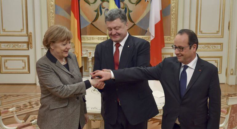 Ukraine&#039;s President Petro Poroshenko (C) shakes hands with German Chancellor Angela Merkel and French President Francois Hollande during their meeting in Kiev, February 5, 2015. The leaders of Germany and France announced a new peace plan for Ukraine on T