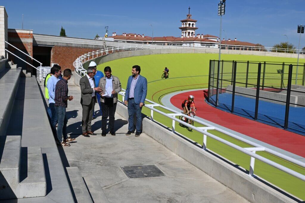 Imagen de la visita del Presidente de la Diputación de Ciudad Real, José Manuel Caballero, al velódromo de Valdepeñas (Ciudad Real)