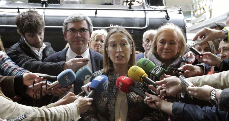 GRA284 GIJÓN (ASTURIAS) 20/05/2015.- La ministra de Fomento, Ana Pastor, acompañada de la candidata del PP a la Presidencia del Principado, Mercedes Fernández, contesta a las preguntas de los periodistas, durante su visita hoy a Gijón EFE/José Luis Cereijido