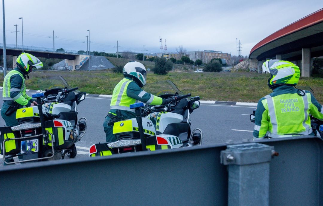 Tres agentes de la Guardia Civil de Tráfico en la carretera.