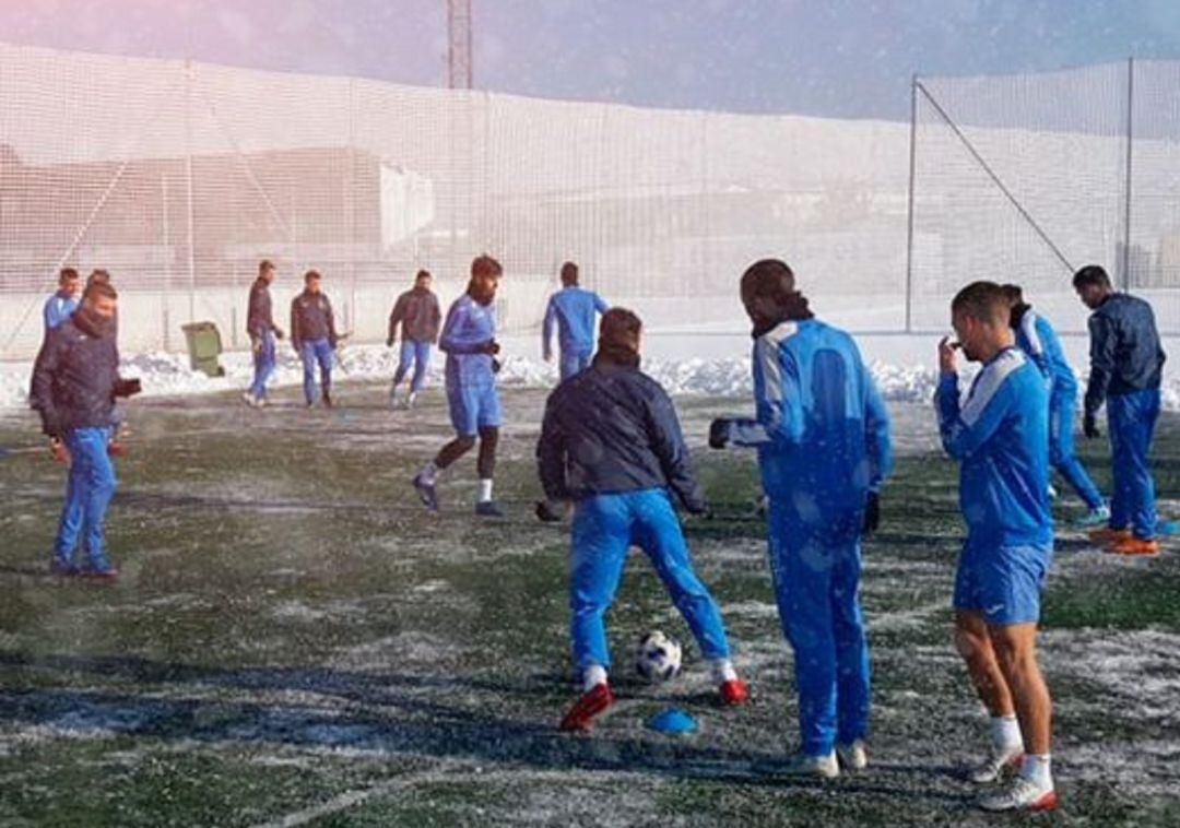 La plantilla de la Arandina durante una de las sesiones de trabajo de esta semana en los anexos de El Montecillo.