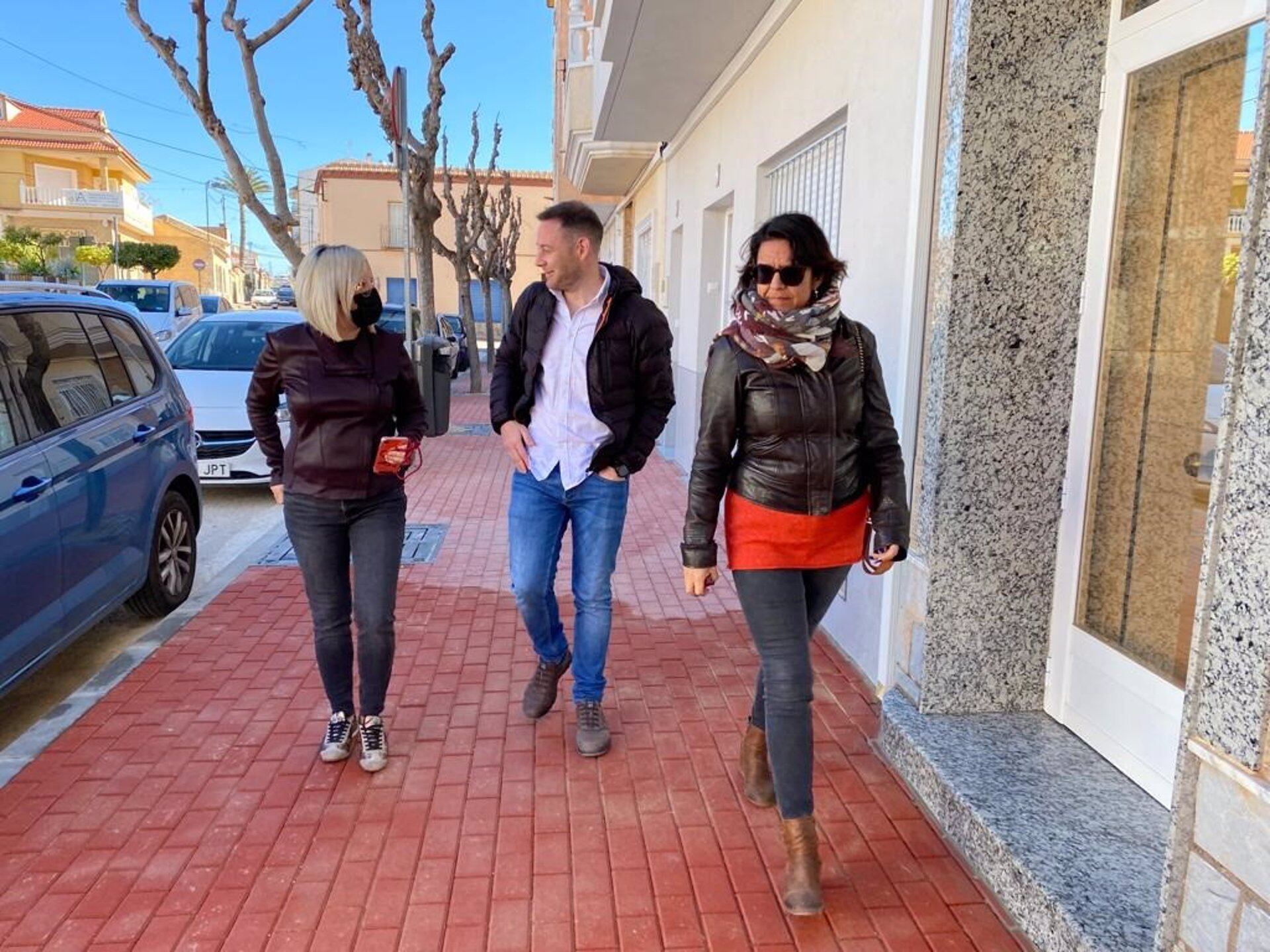 La concejala Ainhoa Sánchez supervisa las obras realizadas en Corvera