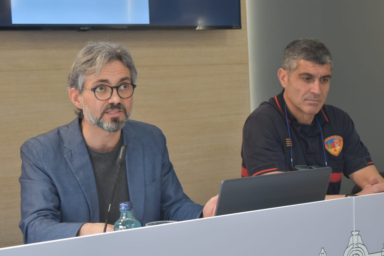 El diputado provincial del SEPEI, Pedro Antonio González, y el jefe del Servicio Provincial de Extinción y Prevención de Incendios, Francisco Ovidio, durante un momento de la rueda de prensa este martes en la Diputación de Albacete