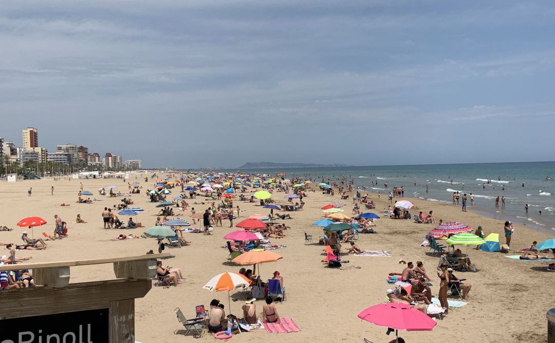 Turistas en la playa de Gandia 