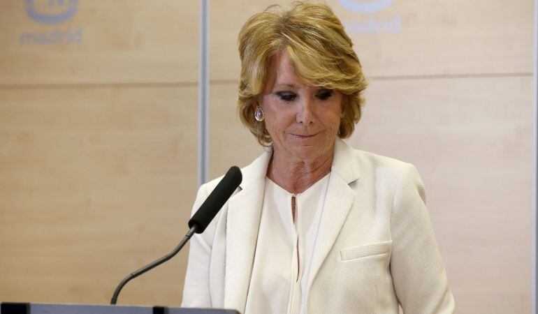 Esperanza Aguirre, la histórica dirigente del Partido Popular, durante su declaración pública en la que ha anunciado esta tarde su dimisión como portavoz y concejal del Ayuntamiento de Madrid, en su primera comparecencia tras el encarcelamiento por el cas