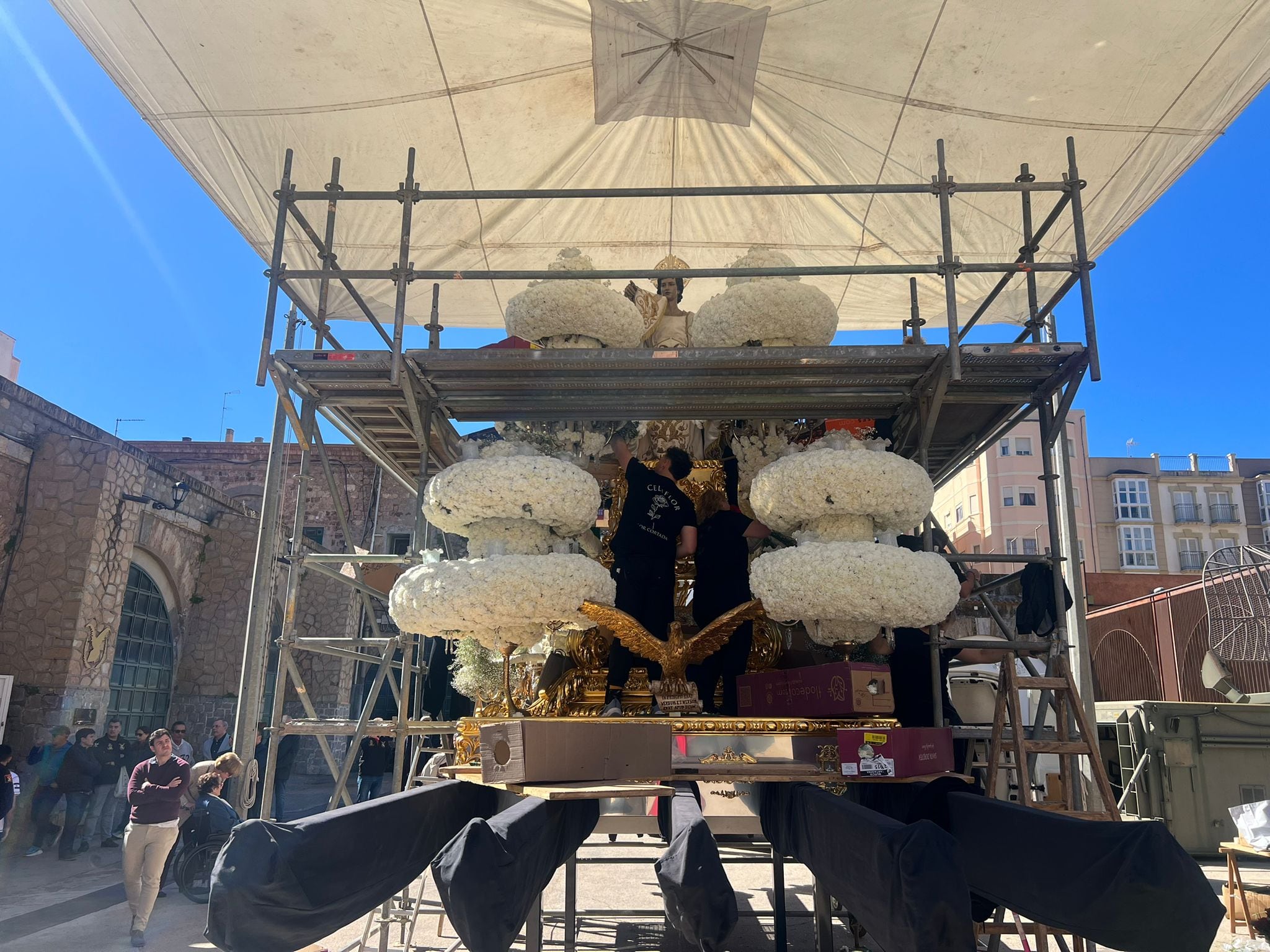 Clavel blanco, rosas y paniculata dan forma a una de las imágenes más reconocibles del Martes Santo