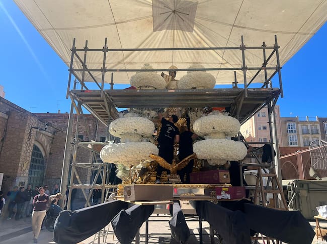 Clavel blanco, rosas y paniculata dan forma a una de las imágenes más reconocibles del Martes Santo