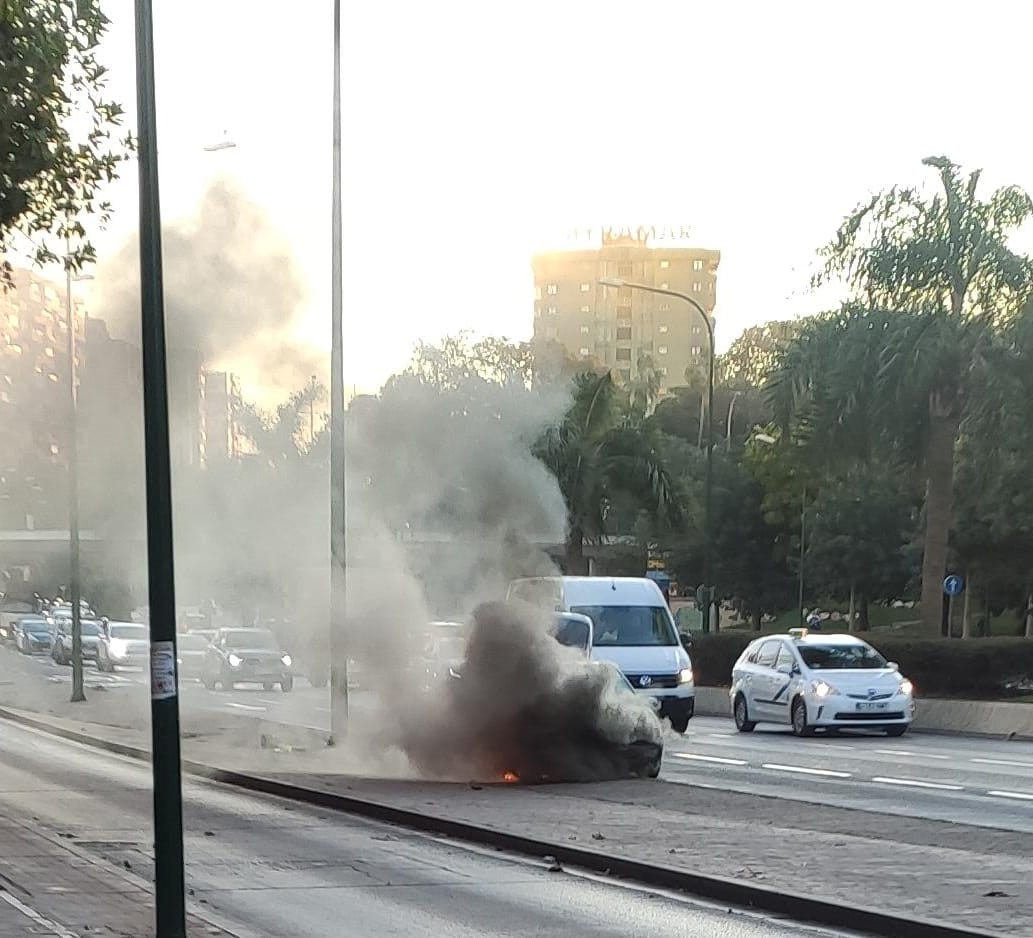 El fuego prácticamente ha calcinado todo el vehículo