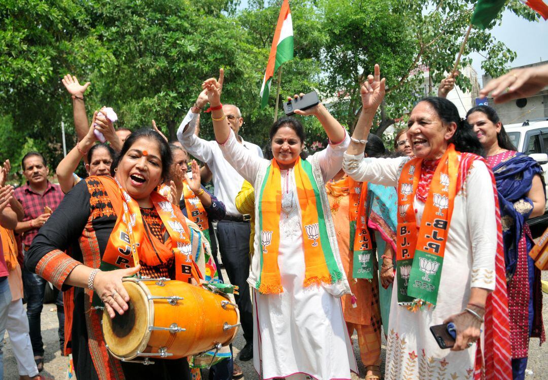 Gente celebrando el fin del estatus especial de la Cachemira india