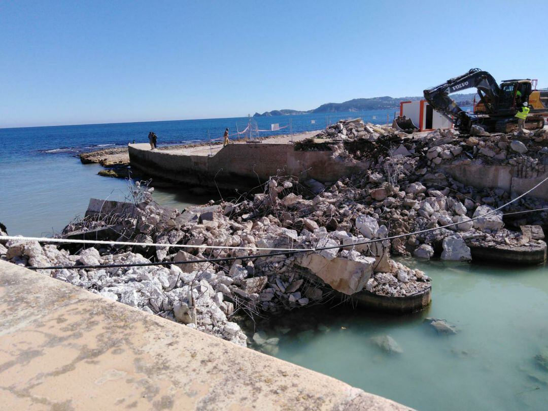 Trabajos de demolición del puente de Triana, del pasado mes de febrero.