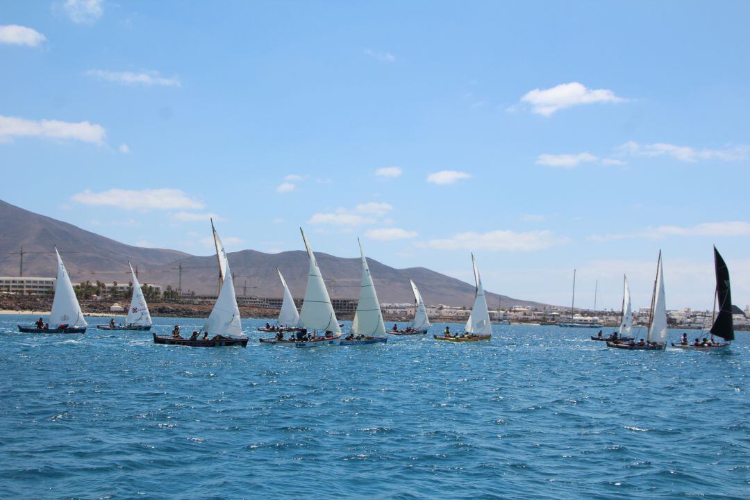 Una de las regatas disputadas en Playa Blanca.