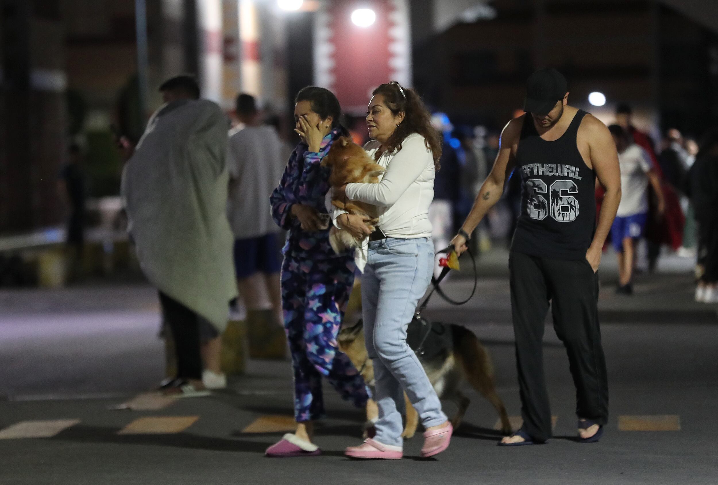 Personas permanecen en las calles después de registrarse un terremoto la madrugada de este jueves en la Ciudad de México (México).