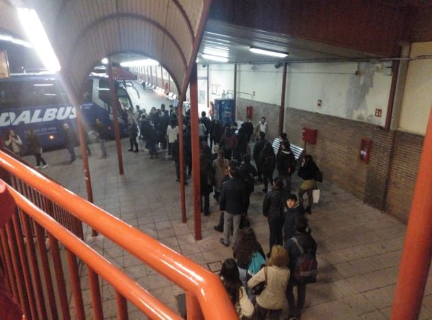 Cola esperando el autobús ALSA en la estación de Guadalajara noviembre 2019