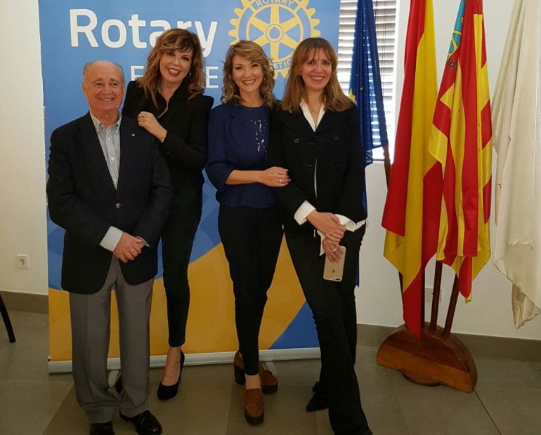 Belinda Washington y miembros del Rotary Club