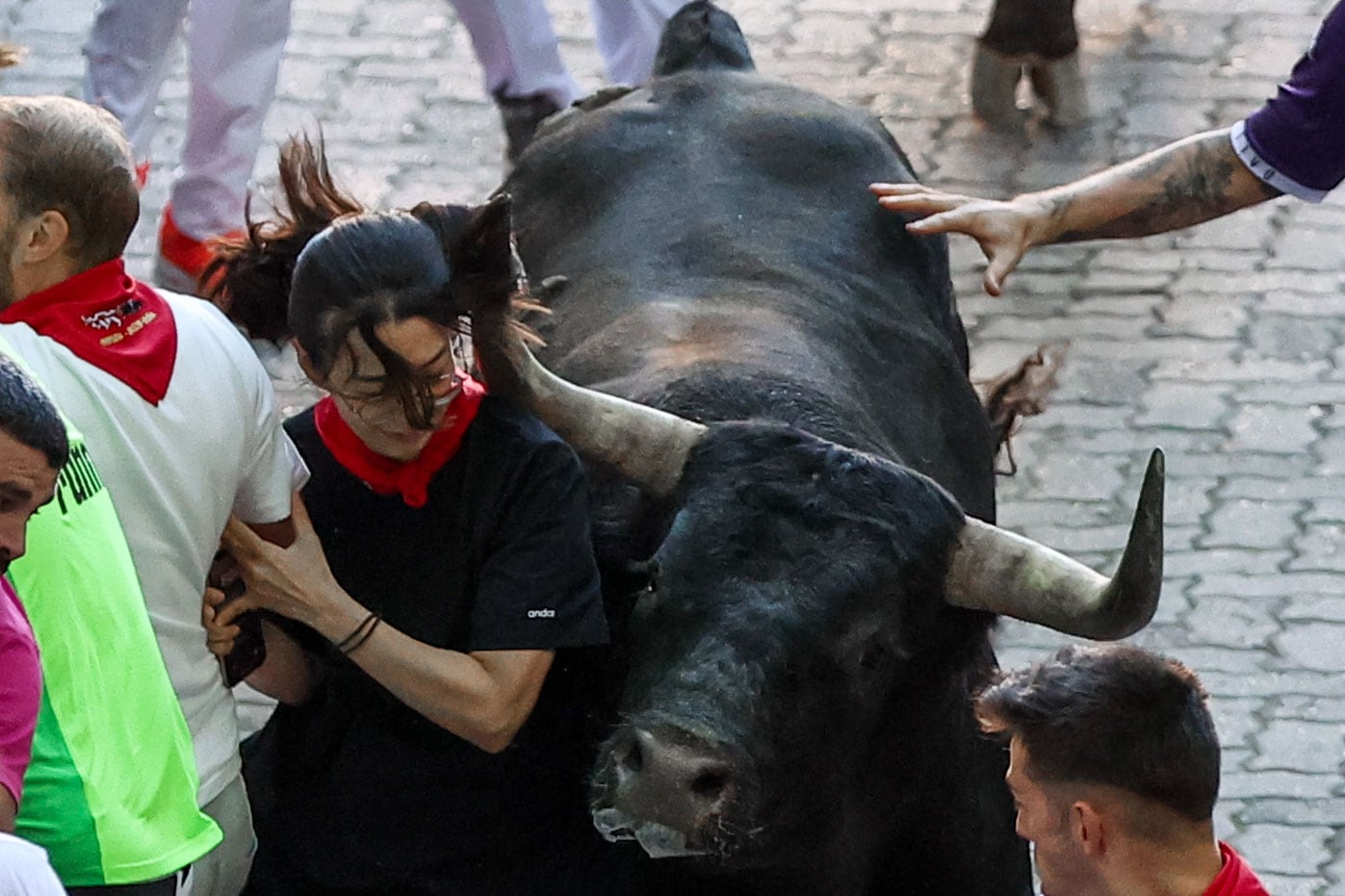 Los legendarios toros de la ganadería de Miura en el tramo final que desemboca en el callejón de la Plaza de Toros de Pamplona en el octavo y último encierro de sanfermines 2023