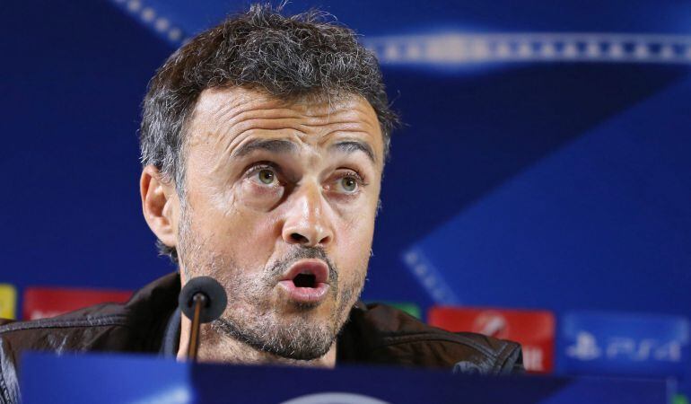 ZEN004- MINSK (BIELORRUSIA), 19/10/2015.- El técnico del Barcelona, Luis Enrique, habla en una conferencia de prensa hoy, lunes 19 de octubre de 2015, en Minsk, Bielorrusia, donde este 20 de octubre de 2015 el equipo español enfrentará al BATE Borisov en un partido por la fase de grupos de la Liga de Campeones. EFE/TATYANA ZENKOVICH