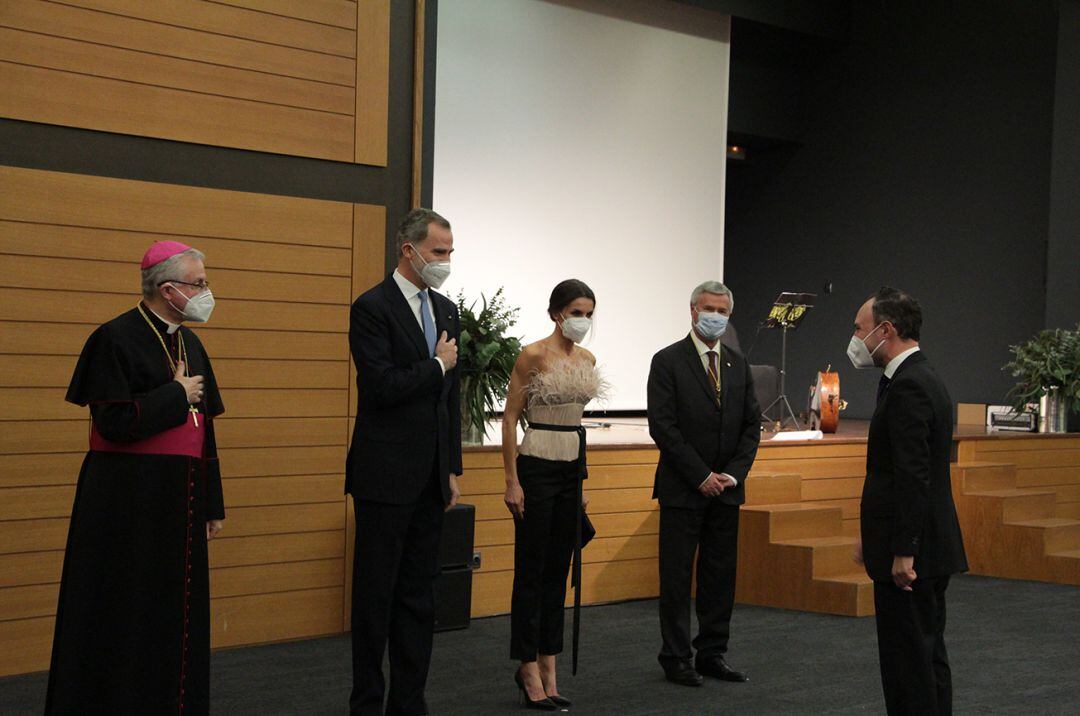 El copríncep episcopal, Joan-Enric Vives; els reis d'Espanya Felip VI i Letizia; i el representant del copríncep francès, Patrick Strozda, saluden el cap de Govern, Xavier Espot abans del sopar ofert pels coprínceps.