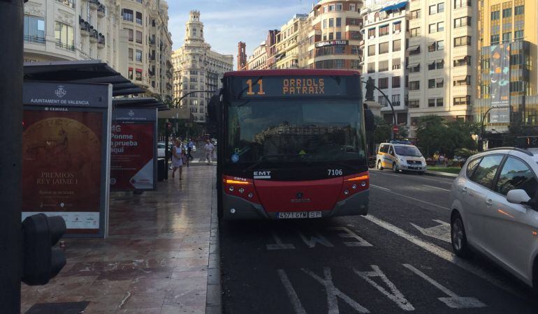 Un autobúas de la línea 11 en la plaza del Ayuntamiento