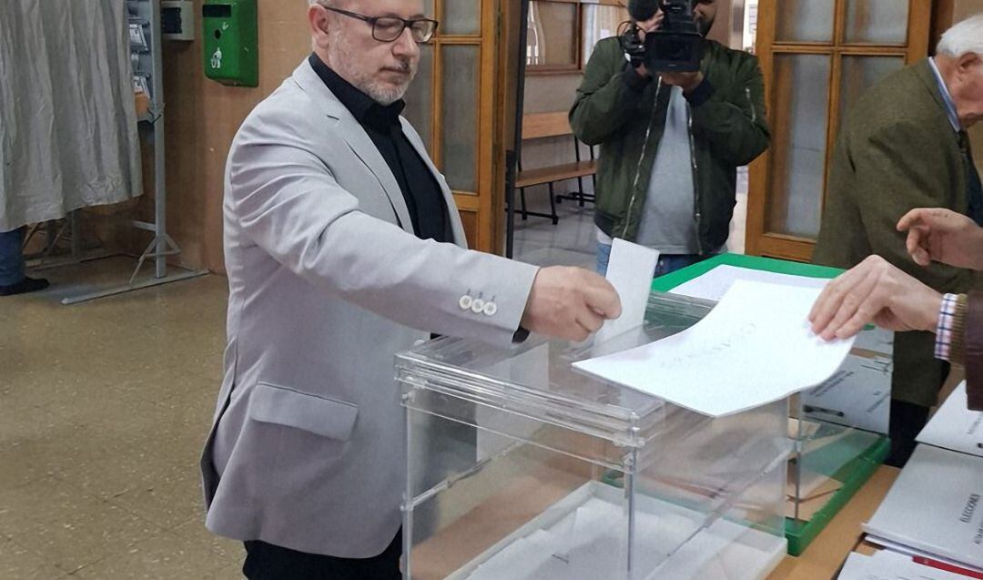 El candidato de Vox, Francisco José Alcaraz, vota en su colegio de Torredonjimeno.