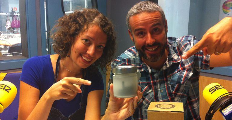 Francesca Vasile i Blai Baules amb un pot de La Boira de Lleida