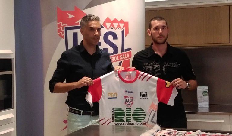 Javier Limones (i) e Iván Labrado, durante el acto de presentación de su renovación como entrenadores