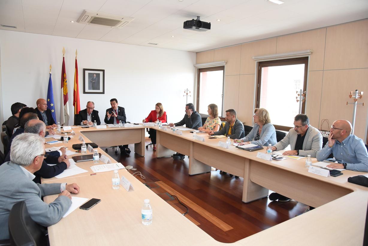 Francisco Martínez Arroyo, con los representantes de las organizaciones agrarias en la reunión de la Mesa de la Sequía en la región