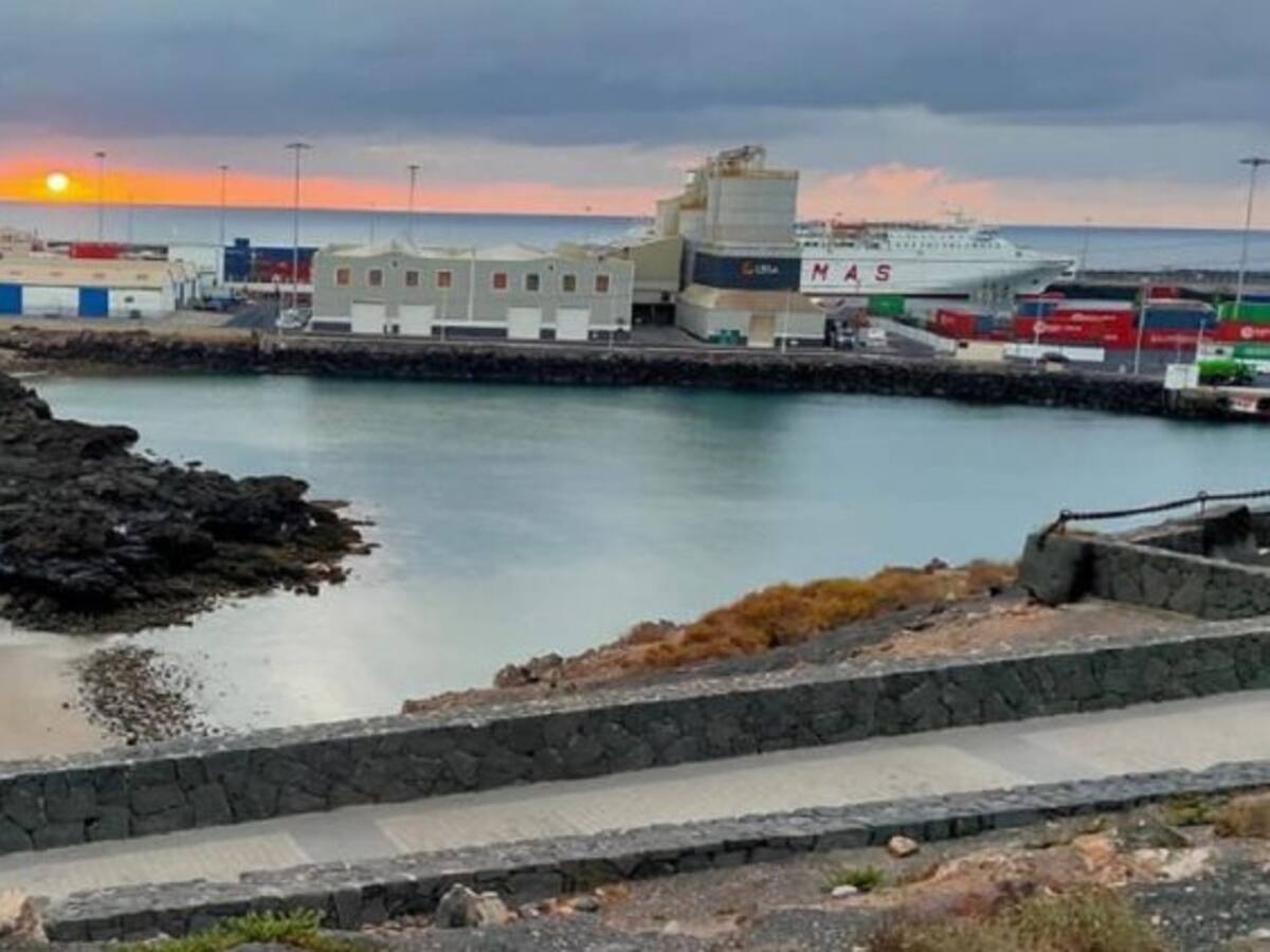 El Ayuntamiento limpia la playa de La Arena de Arrecife