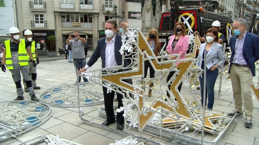 Abel Caballero posa con los primeros elementos navideños que se instalarán en Vigo