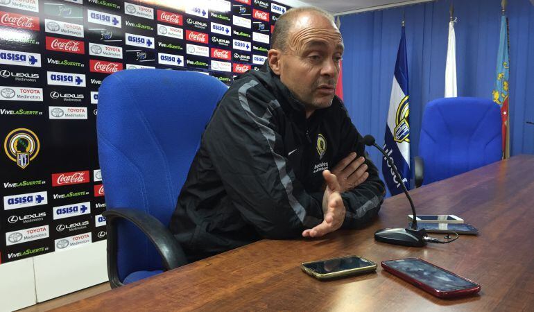 Mir durante una rueda de prensa