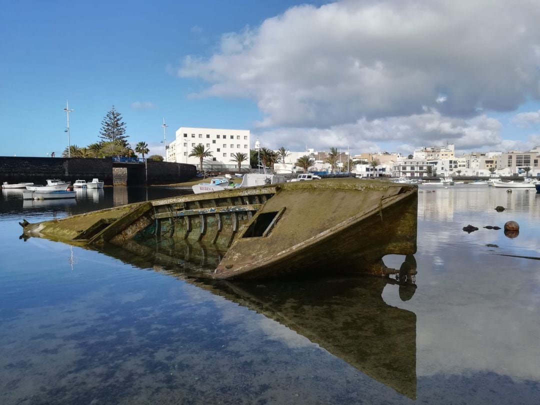 El Onassis fue utilizado durante años para salir a la mar pero actualmente está abandonado en una de las zonas más populares de Lanzarote