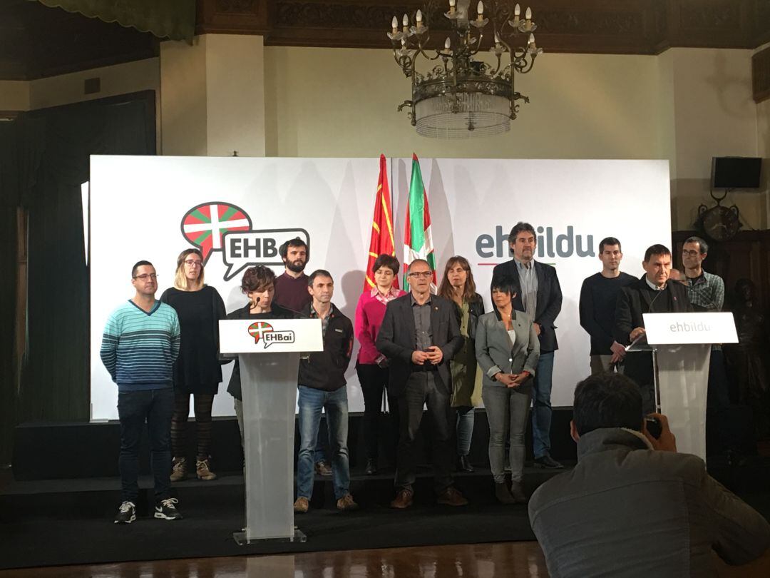 EH Bildu y la formación vascofrancesa EH Bai en rueda de prensa en el Palacio Miramar de Donostia