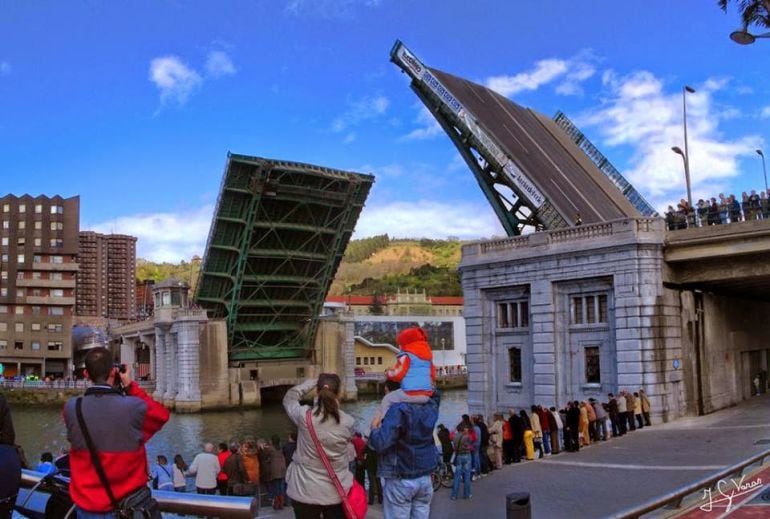 El puente de Deusto se levantó en el año 2008