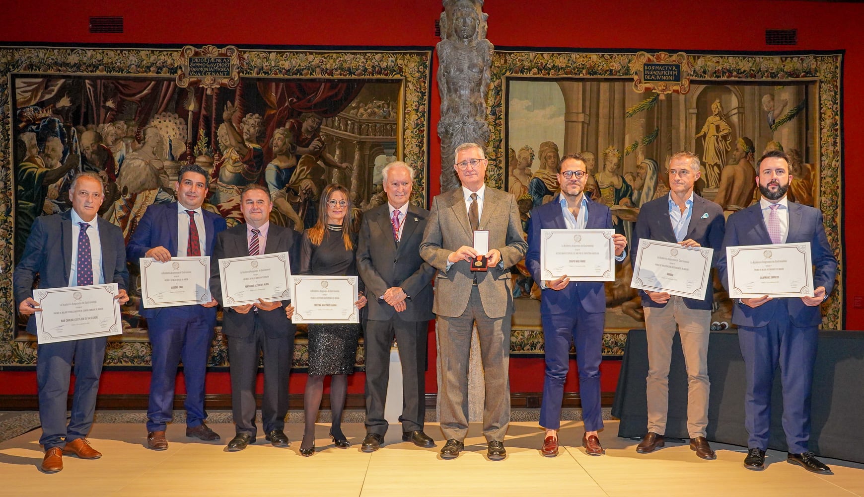Premiados por la Academia Aragonesa de Gastronomía. A la derecha, Canfranc Express