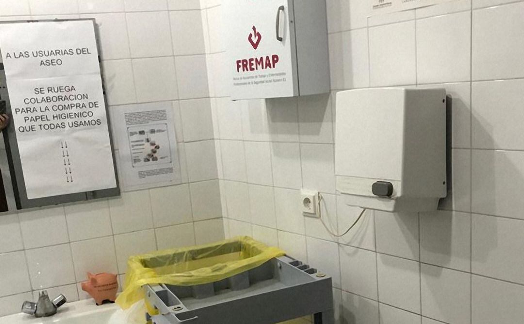 Cartel en el baño de mujeres del Ayuntamiento de Jaén.