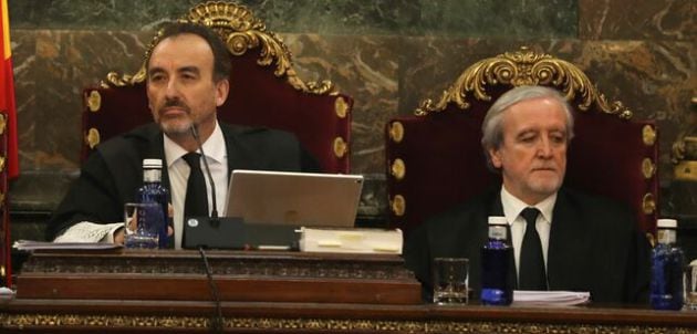 Juan Ramón Berdugo (d) durante el juicio del procés sentado junto a Manuel Marchena