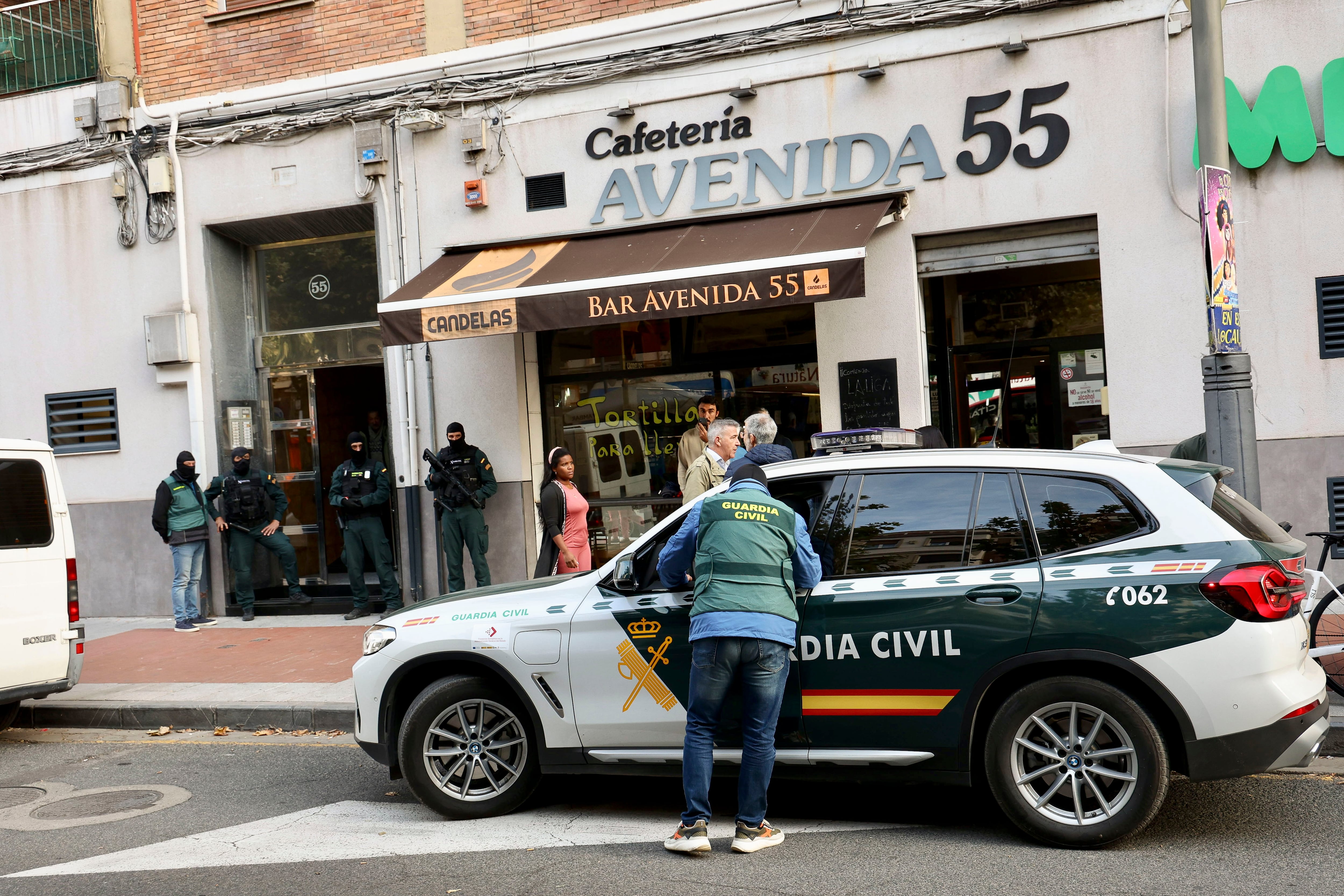 LOGROÑO, 18/09/2024.- Agentes de Policía Nacional y Guardia Civil registran desde las cinco de la madrugada varios domicilios en Logroño en una operación antidroga que, hasta el momento, se ha saldado con ocho personas detenidas. EFE/ Raquel Manzanares
