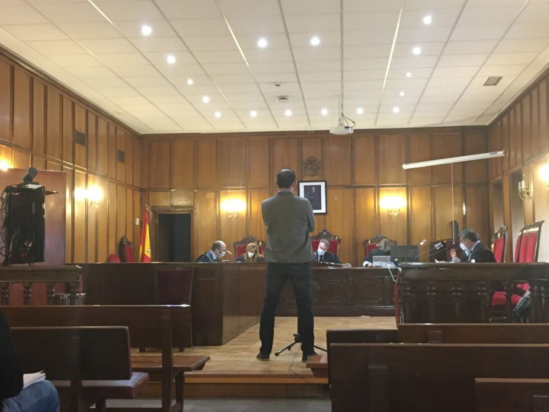 El acusado de intentar secuestrar al exnovio de la hija de su pareja declarando en la Audiencia Provincial. 