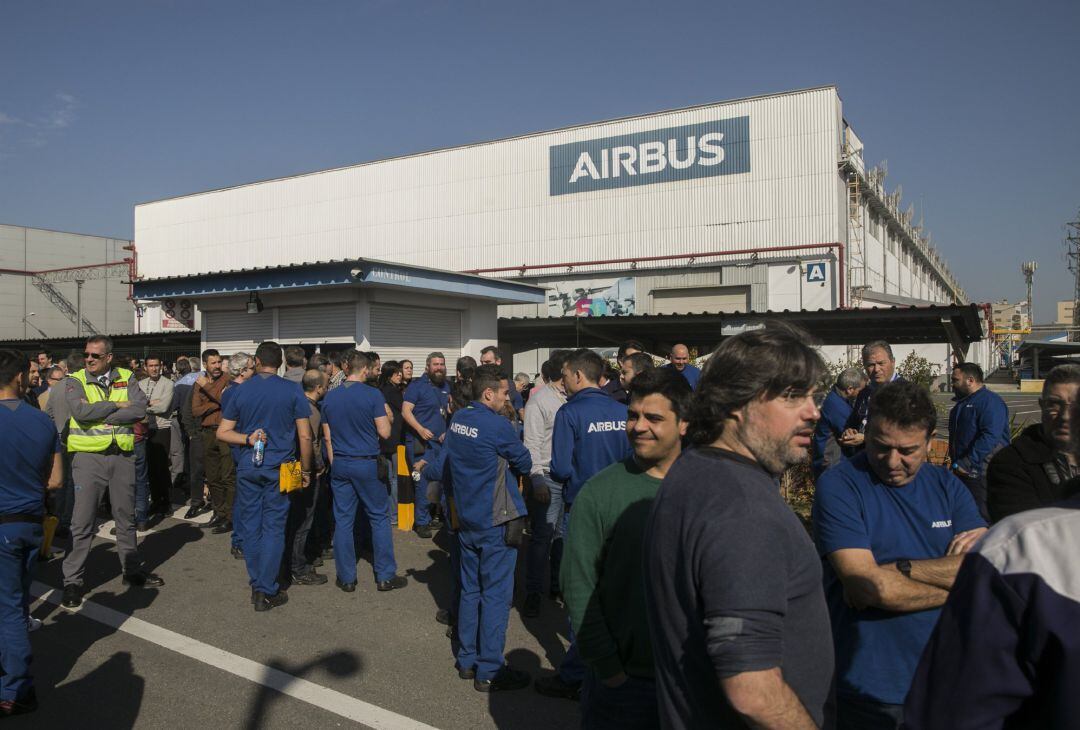 Imagen de archivo de una concentración de trabajadores en una factoría sevillana de Airbus.
