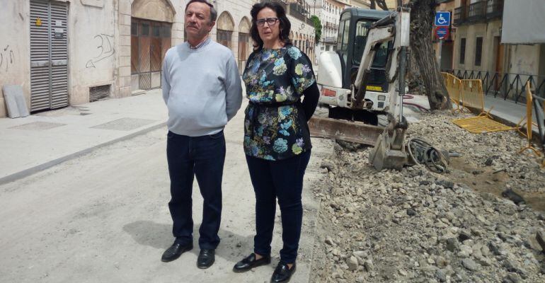 Guadalupe Espinosa y Serafín Arenas ante las obras en la calle Carrera de Jesús.