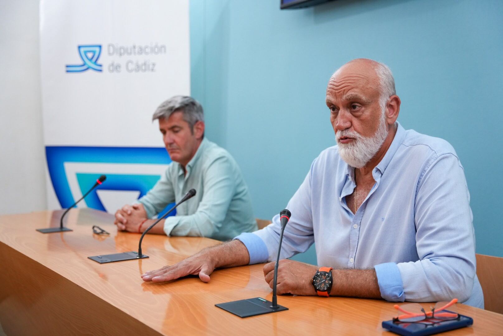 Sebastián Hidalgo y Javier Vidal, vicepresidentes de la Diputación de Cádiz por La Línea 100x100, en rueda de prensa.
