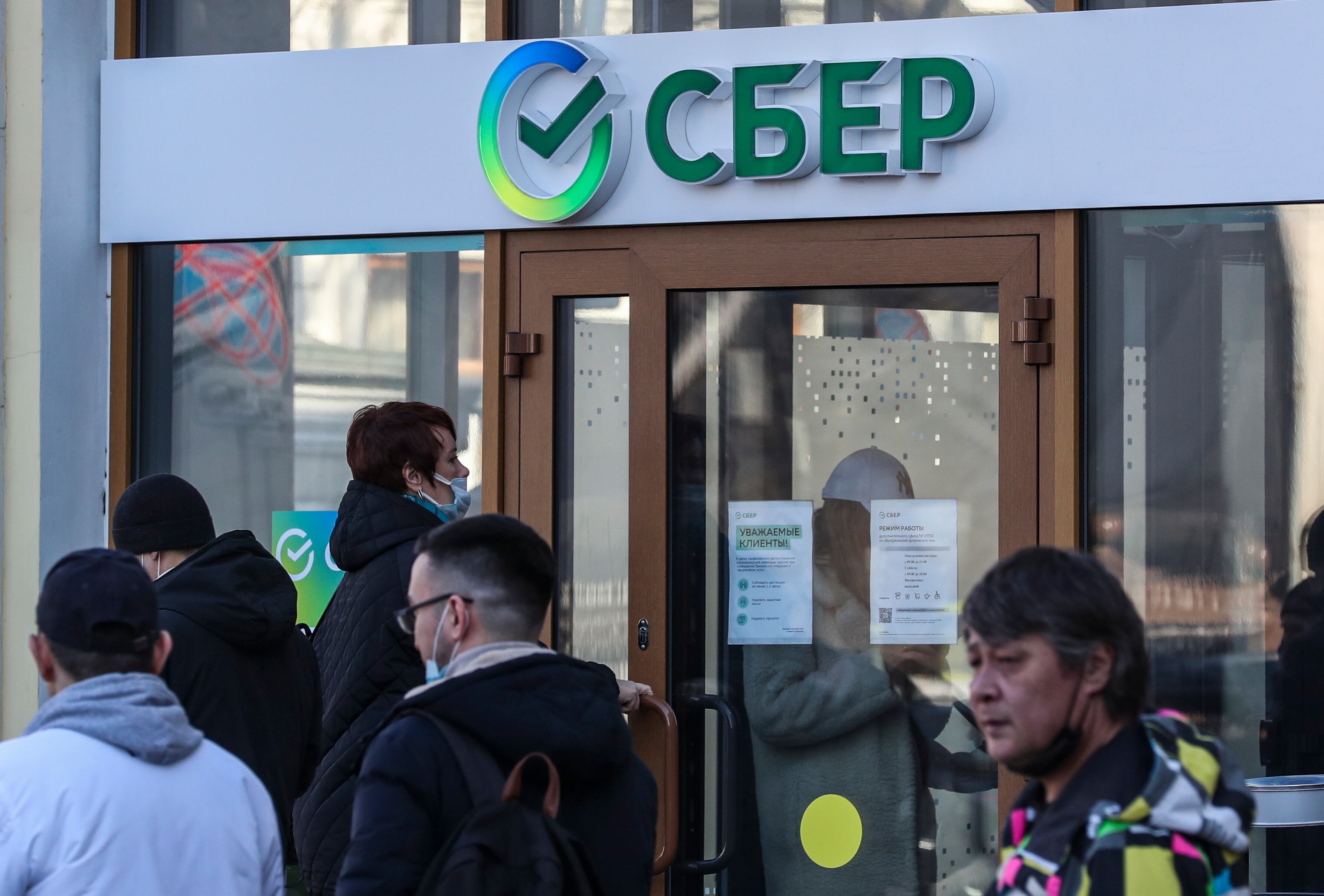 La gente hace cola frente a una sucursal de Sberbank en Moscú