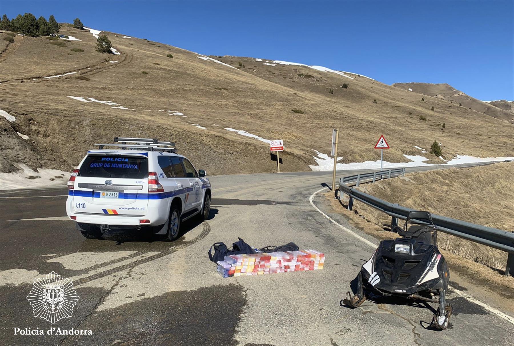 La policia ha confiscat 3.000 paquets de tabac de contraban a un home que circulava pel port de Cabús amb moto de neu