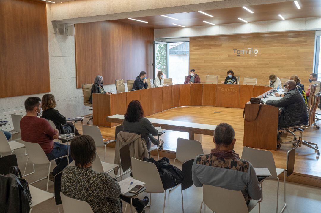 Salón de plenos del concello de Tomiño durante un debate, 