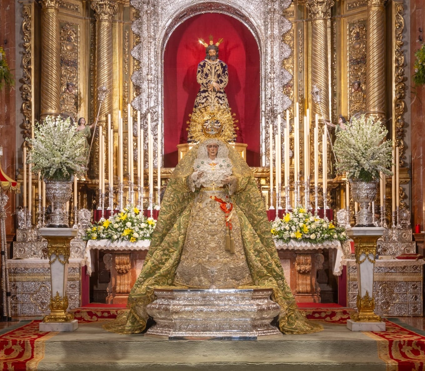 La Macarena, en el presbiterio de su Basílica donde este martes recibe la Rosa de Oro concedida por el Papa Francisco